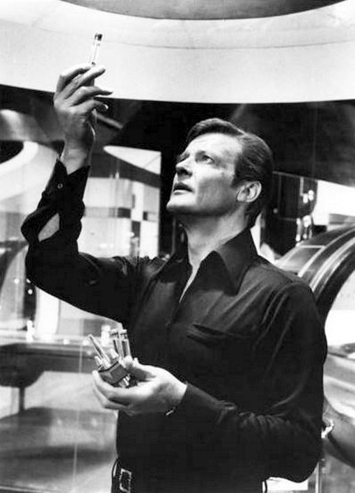 Roger Moore in Лунный гонщик (1979)