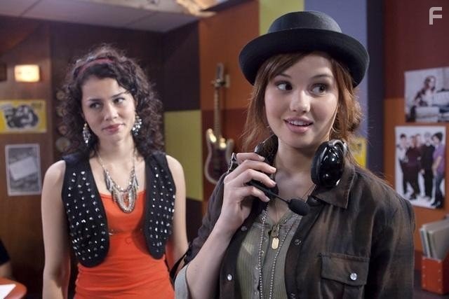 Mercedes de la Zerda and Debby Ryan in Бунтарка (2012)