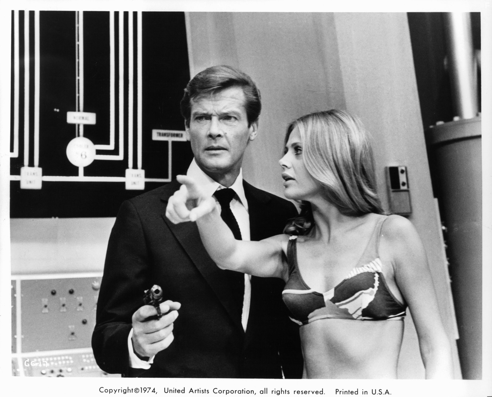 Roger Moore and Britt Ekland in Чeловек с золотым пистолетом (1974)