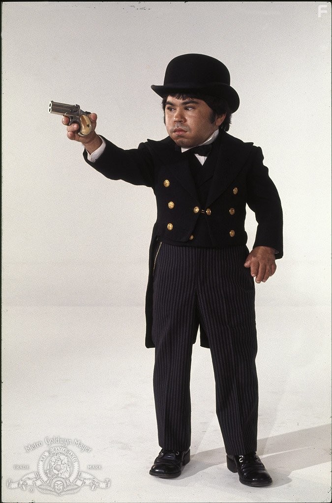 Herv? Villechaize in Чeловек с золотым пистолетом (1974)