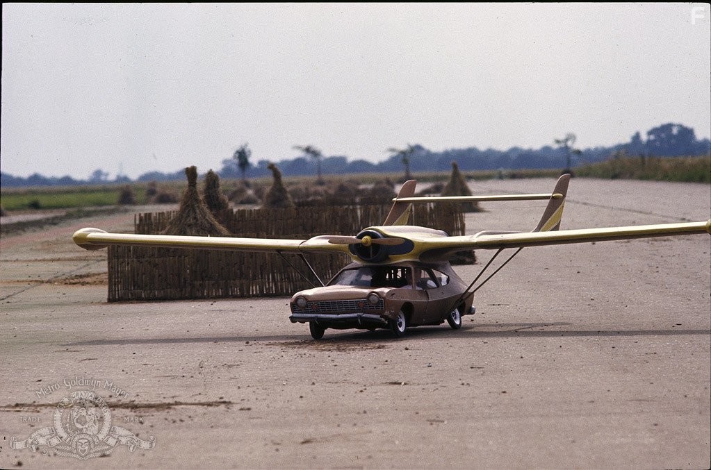 Чeловек с золотым пистолетом (1974)