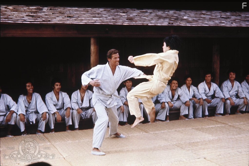 Roger Moore in Чeловек с золотым пистолетом (1974)