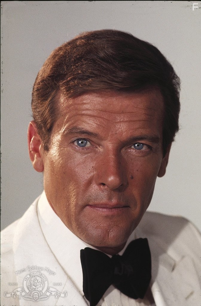 Roger Moore in Чeловек с золотым пистолетом (1974)