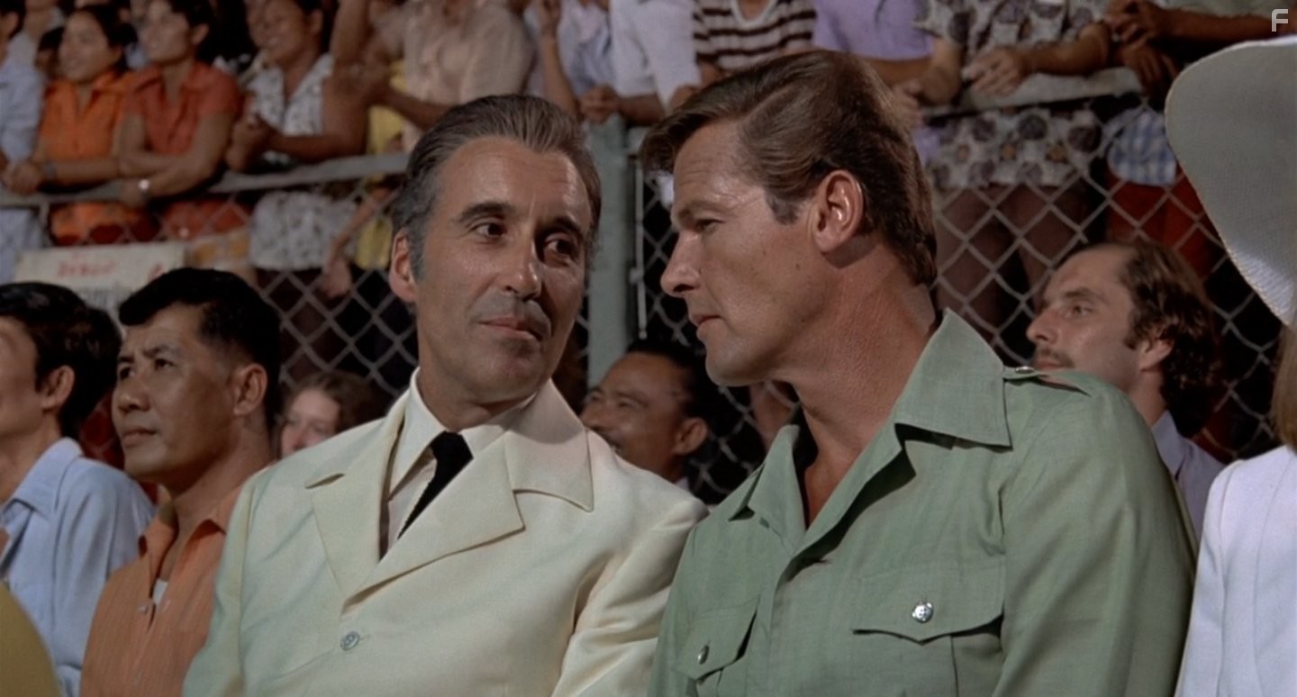Christopher Lee and Roger Moore in Чeловек с золотым пистолетом (1974)