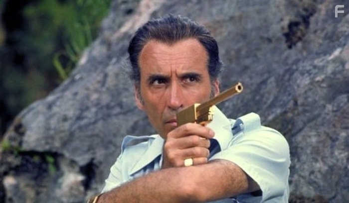 Christopher Lee in Чeловек с золотым пистолетом (1974)
