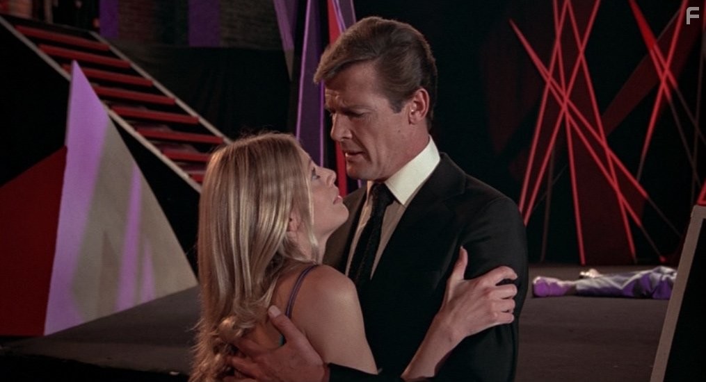 Roger Moore and Britt Ekland in Чeловек с золотым пистолетом (1974)
