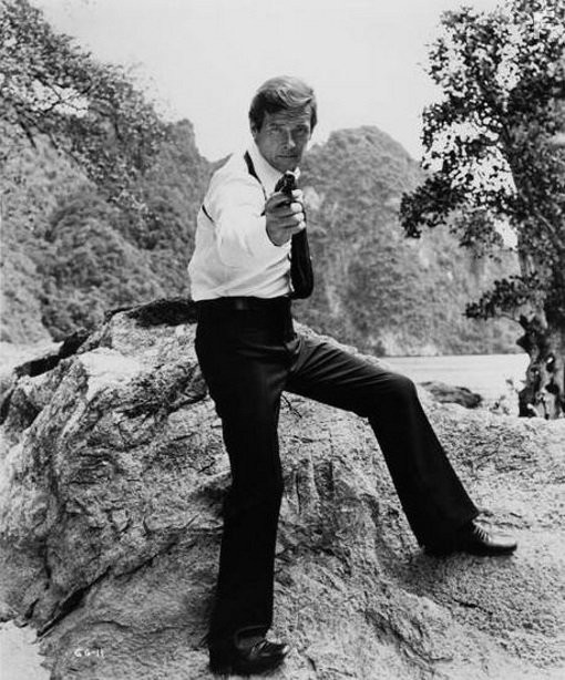 Roger Moore in Чeловек с золотым пистолетом (1974)