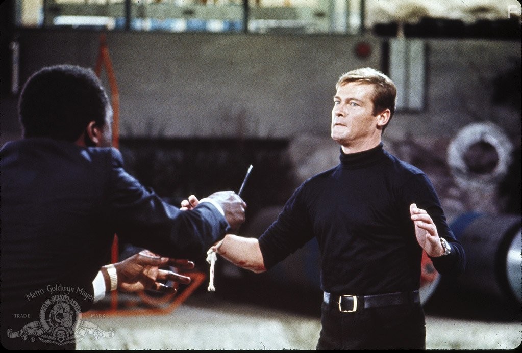 Roger Moore and Yaphet Kotto in Живи и дай умереть (1973)