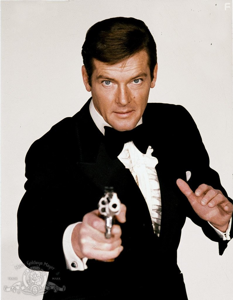 Roger Moore in Живи и дай умереть (1973)