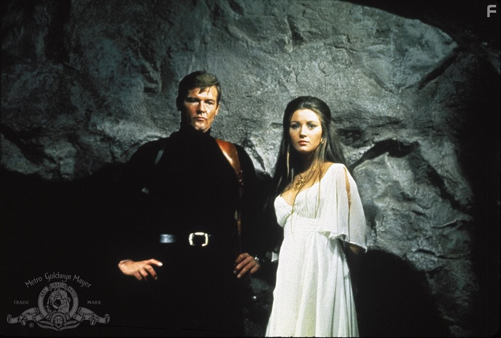 Roger Moore and Jane Seymour in Живи и дай умереть (1973)