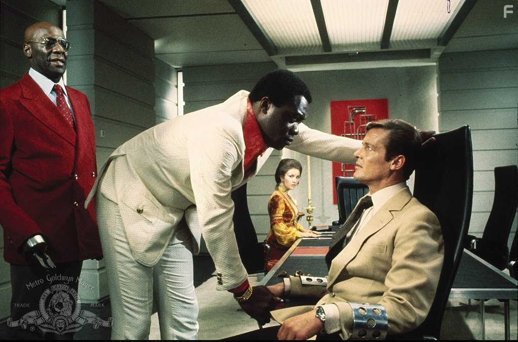 Roger Moore, Yaphet Kotto, Jane Seymour, and Julius Harris in Живи и дай умереть (1973)