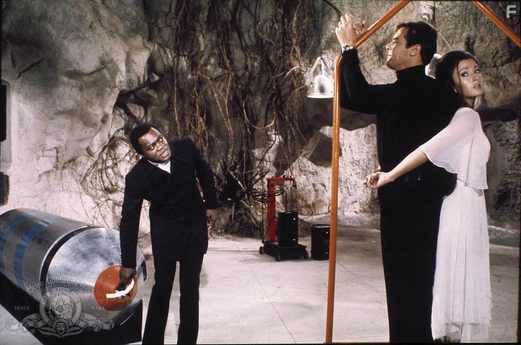 Roger Moore, Yaphet Kotto, and Jane Seymour in Живи и дай умереть (1973)