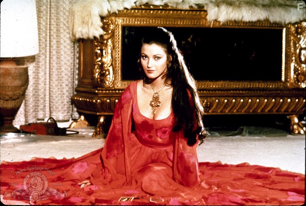 Jane Seymour in Живи и дай умереть (1973)