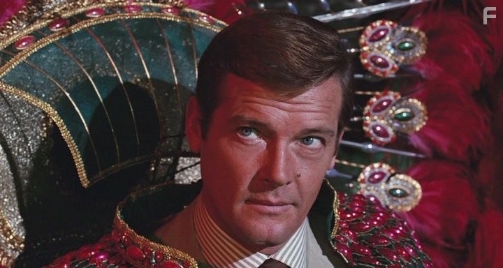 Roger Moore in Живи и дай умереть (1973)