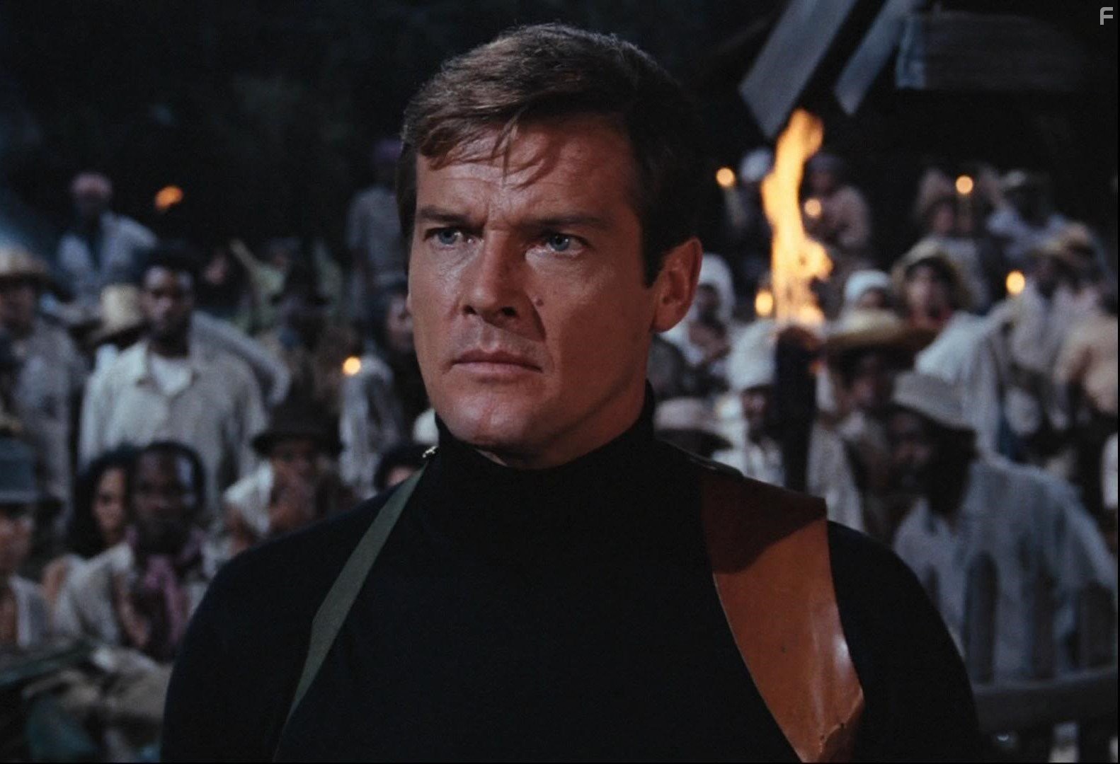 Roger Moore in Живи и дай умереть (1973)