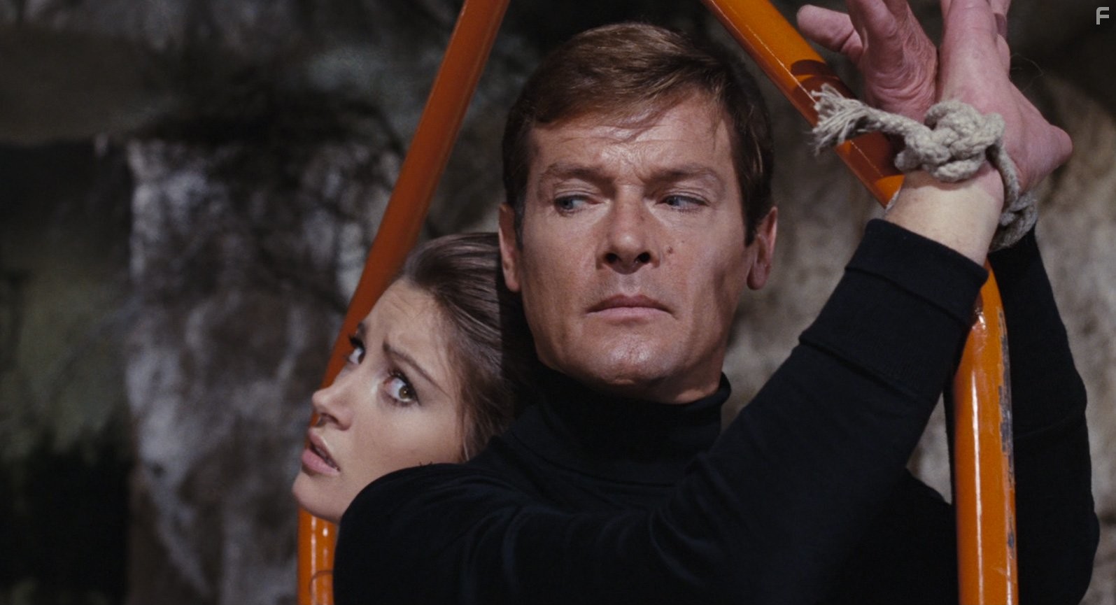 Roger Moore and Jane Seymour in Живи и дай умереть (1973)