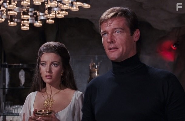 Roger Moore and Jane Seymour in Живи и дай умереть (1973)