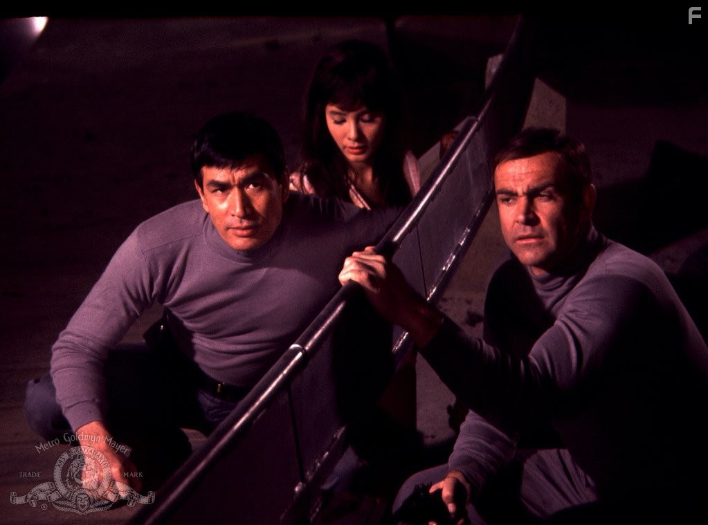 Sean Connery, Mie Hama, and Tetsur? Tanba in Живешь только дважды (1967)