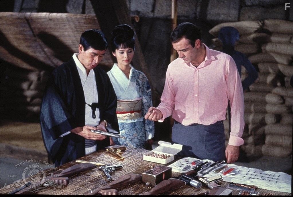 Sean Connery, Tetsur? Tanba, and Akiko Wakabayashi in Живешь только дважды (1967)