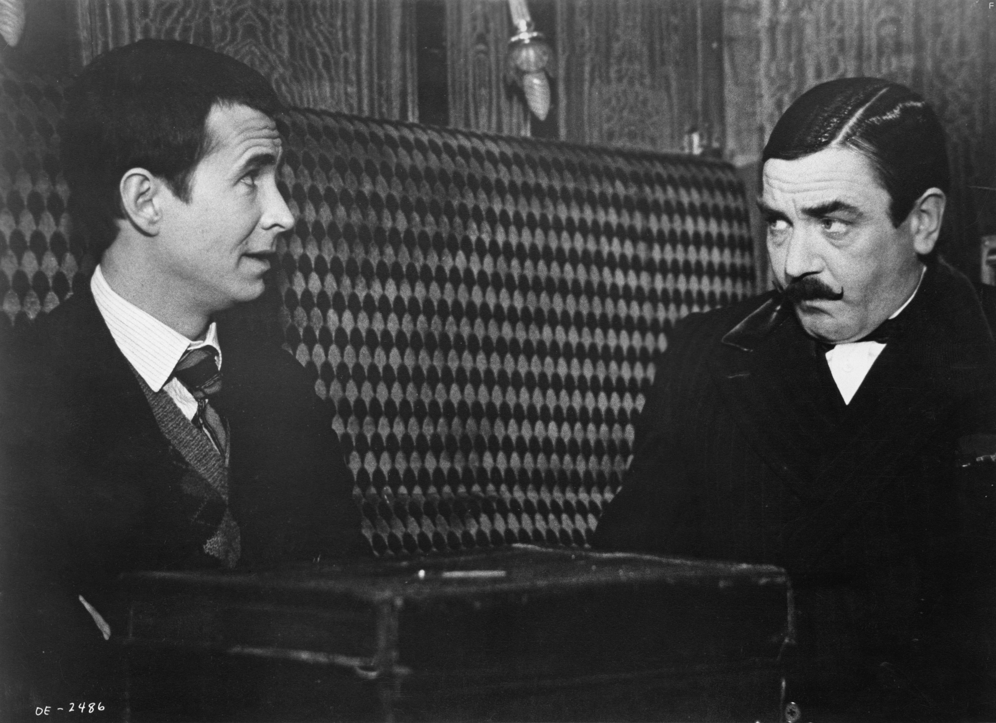 Anthony Perkins and Albert Finney in Убийство в Восточном экспрессе (1974)