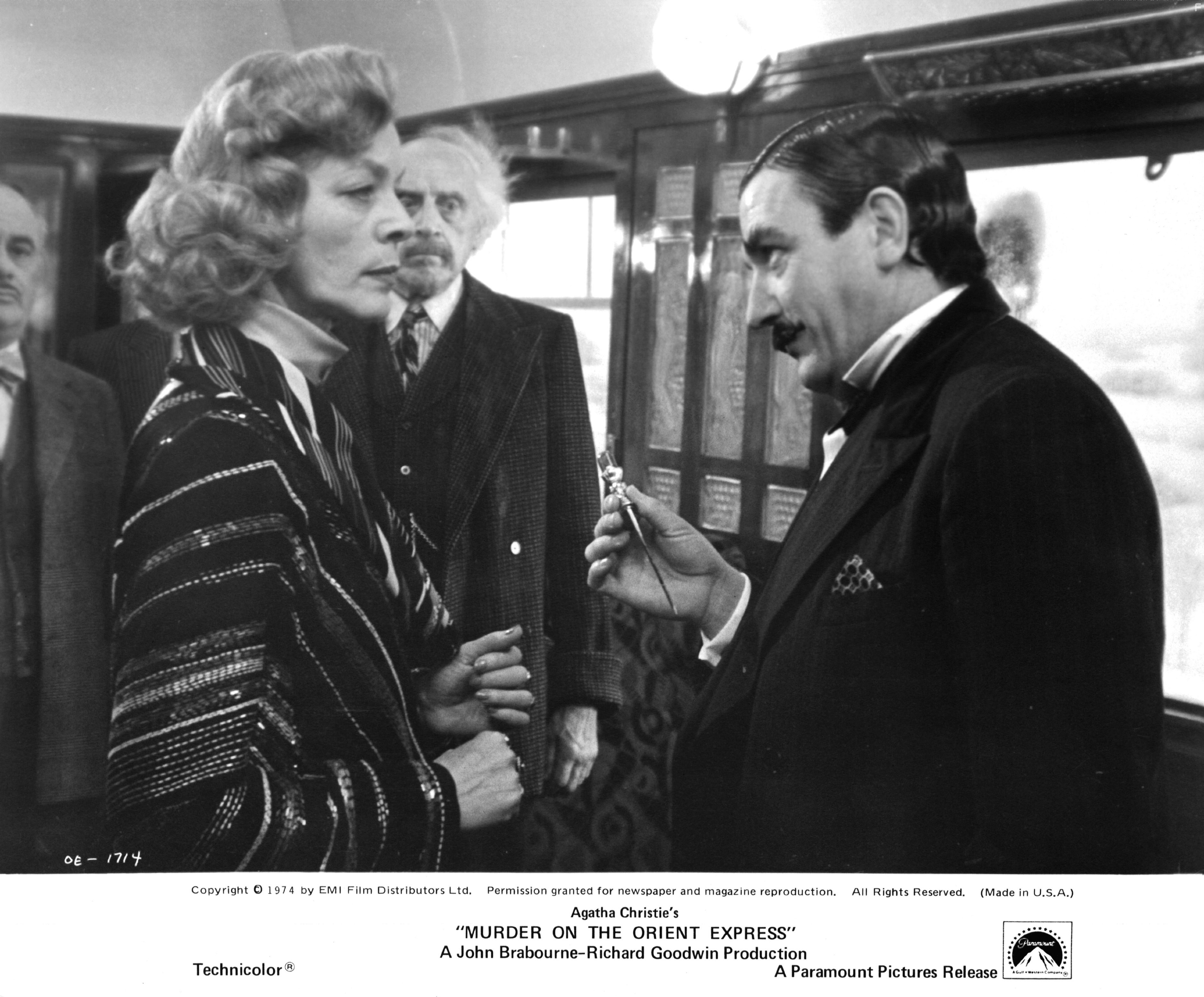 Lauren Bacall and Albert Finney in Убийство в Восточном экспрессе (1974)
