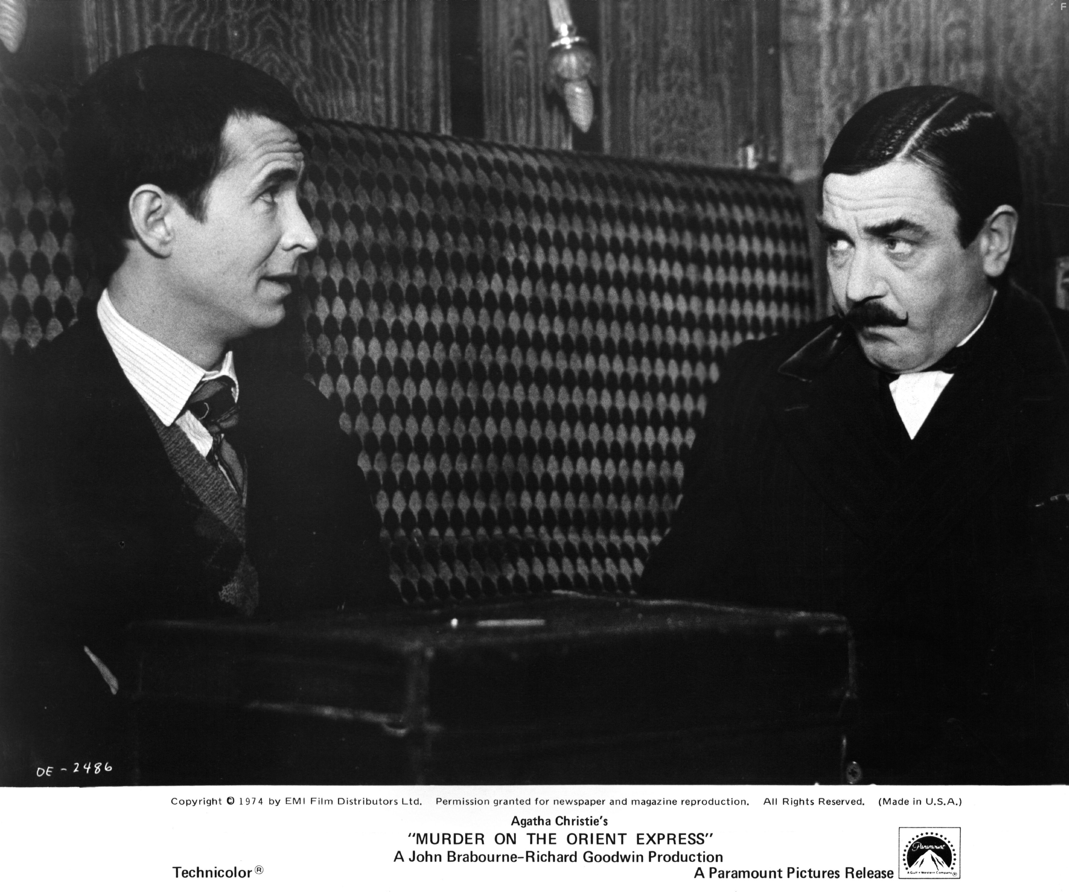 Anthony Perkins and Albert Finney in Убийство в Восточном экспрессе (1974)