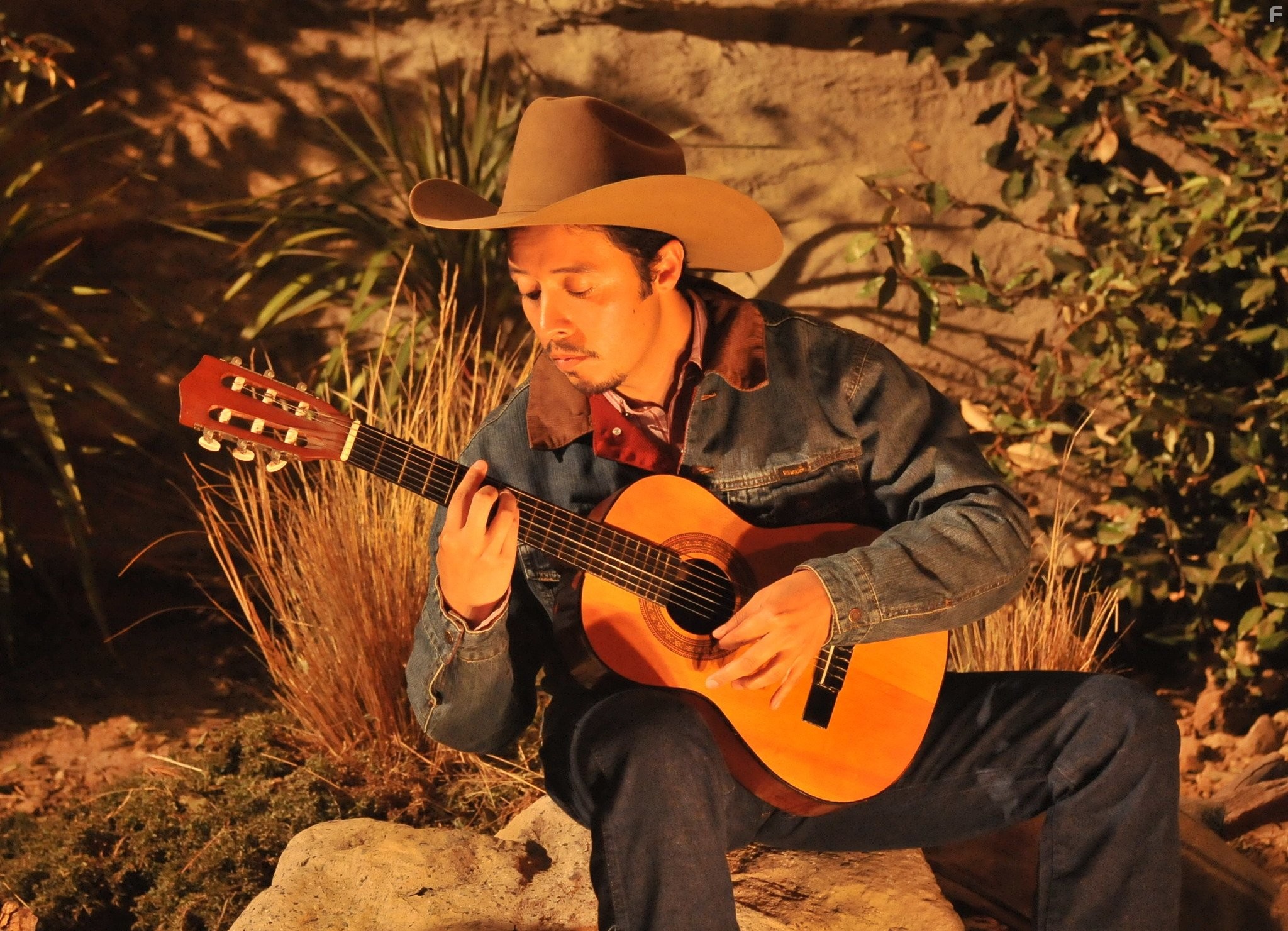 Efren Ramirez in B дoме отца (2012)