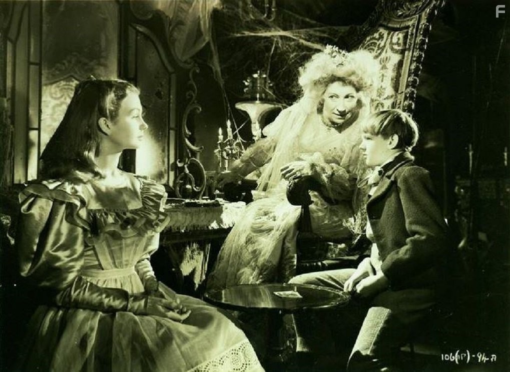 Jean Simmons, Martita Hunt, and Tony Wager in Большие надежды (1946)