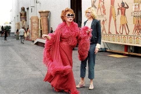 Nicole Kidman and Shirley MacLaine in Колдунья (2005)