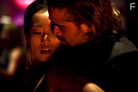 Li Gong and Colin Farrell in Полиция Майами. Отдел нравов (2006)