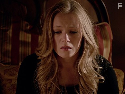 Emma Bell in Даллас (2012)