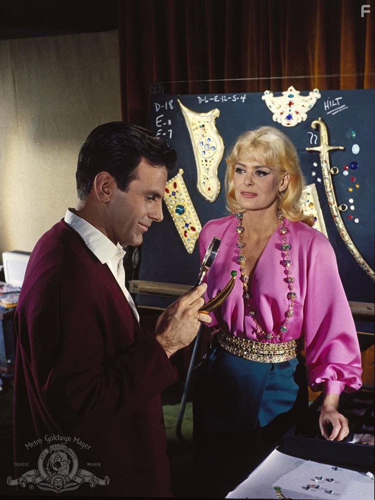 Maximilian Schell and Melina Mercouri in Топкапи (1964)
