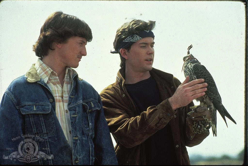 Timothy Hutton and Sean Penn in Агенты Сокол и Снеговик (1985)