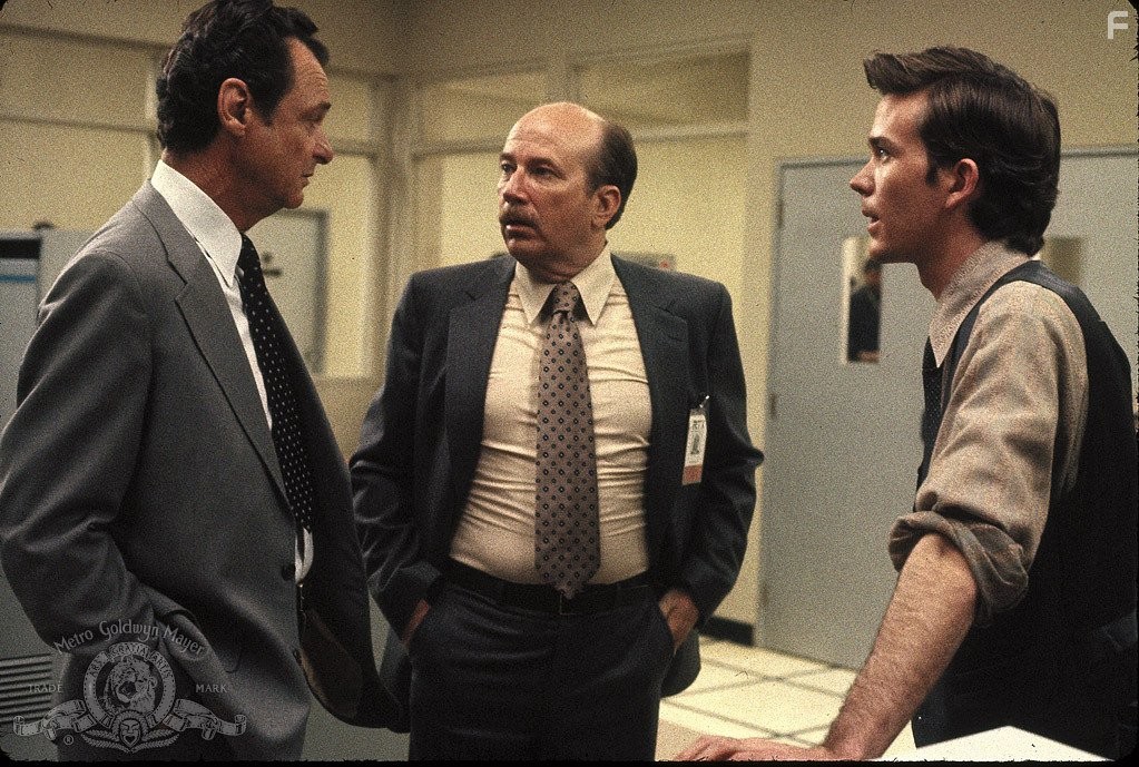 Timothy Hutton and Jerry Hardin in Агенты Сокол и Снеговик (1985)