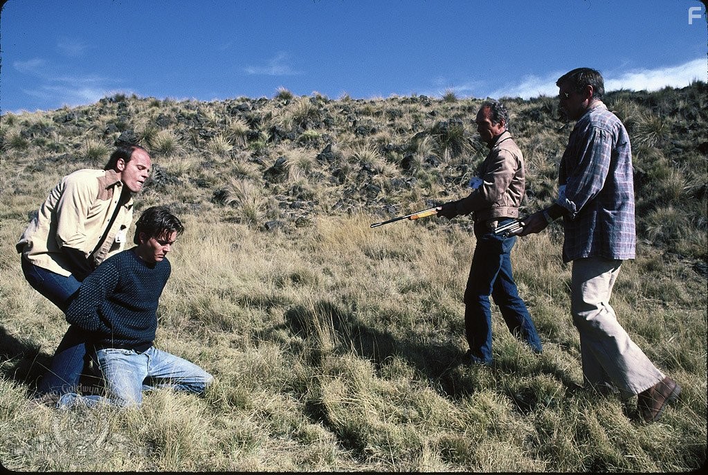 Timothy Hutton and Michael Ironside in Агенты Сокол и Снеговик (1985)