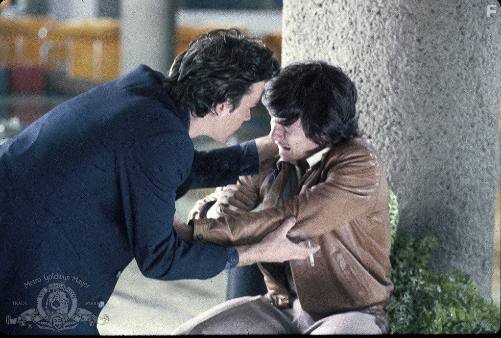 Timothy Hutton and Sean Penn in Агенты Сокол и Снеговик (1985)