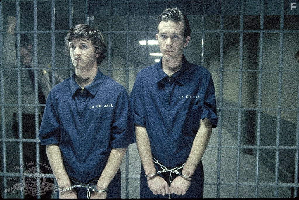 Timothy Hutton and Sean Penn in Агенты Сокол и Снеговик (1985)