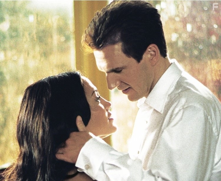 Ralph Fiennes and Jennifer Lopez in Госпожа горничная (2002)