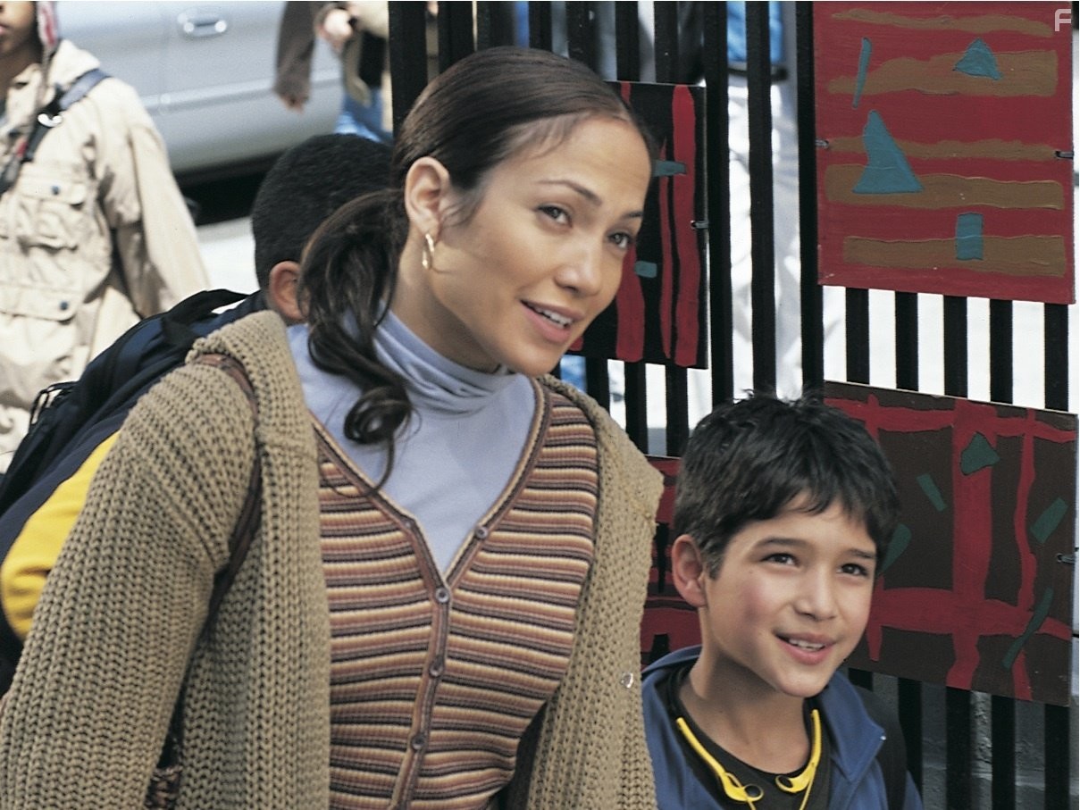 Jennifer Lopez and Tyler Posey in Госпожа горничная (2002)