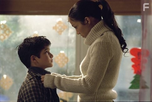 Jennifer Lopez and Tyler Posey in Госпожа горничная (2002)