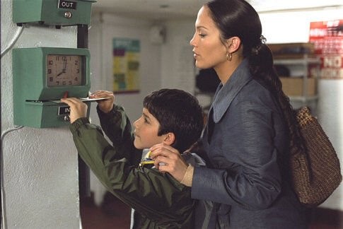 Jennifer Lopez and Tyler Posey in Госпожа горничная (2002)