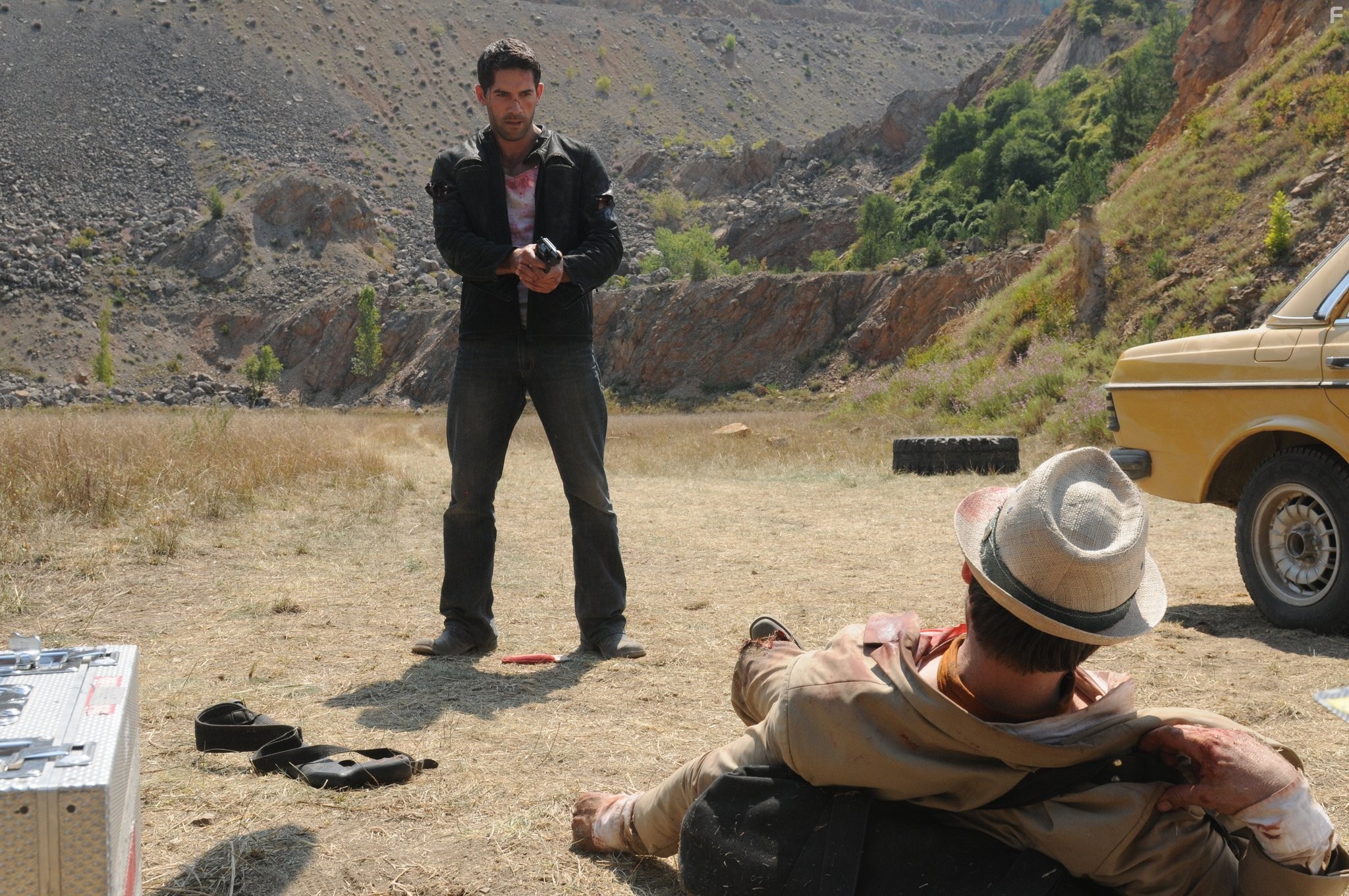 Christian Slater and Scott Adkins in Гринго (2012)