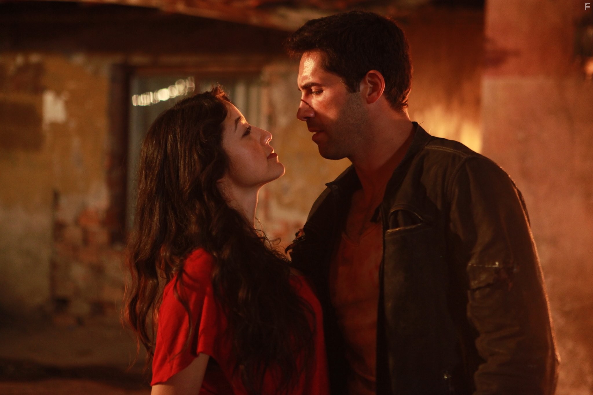 Scott Adkins and Yvette Yates in Гринго (2012)