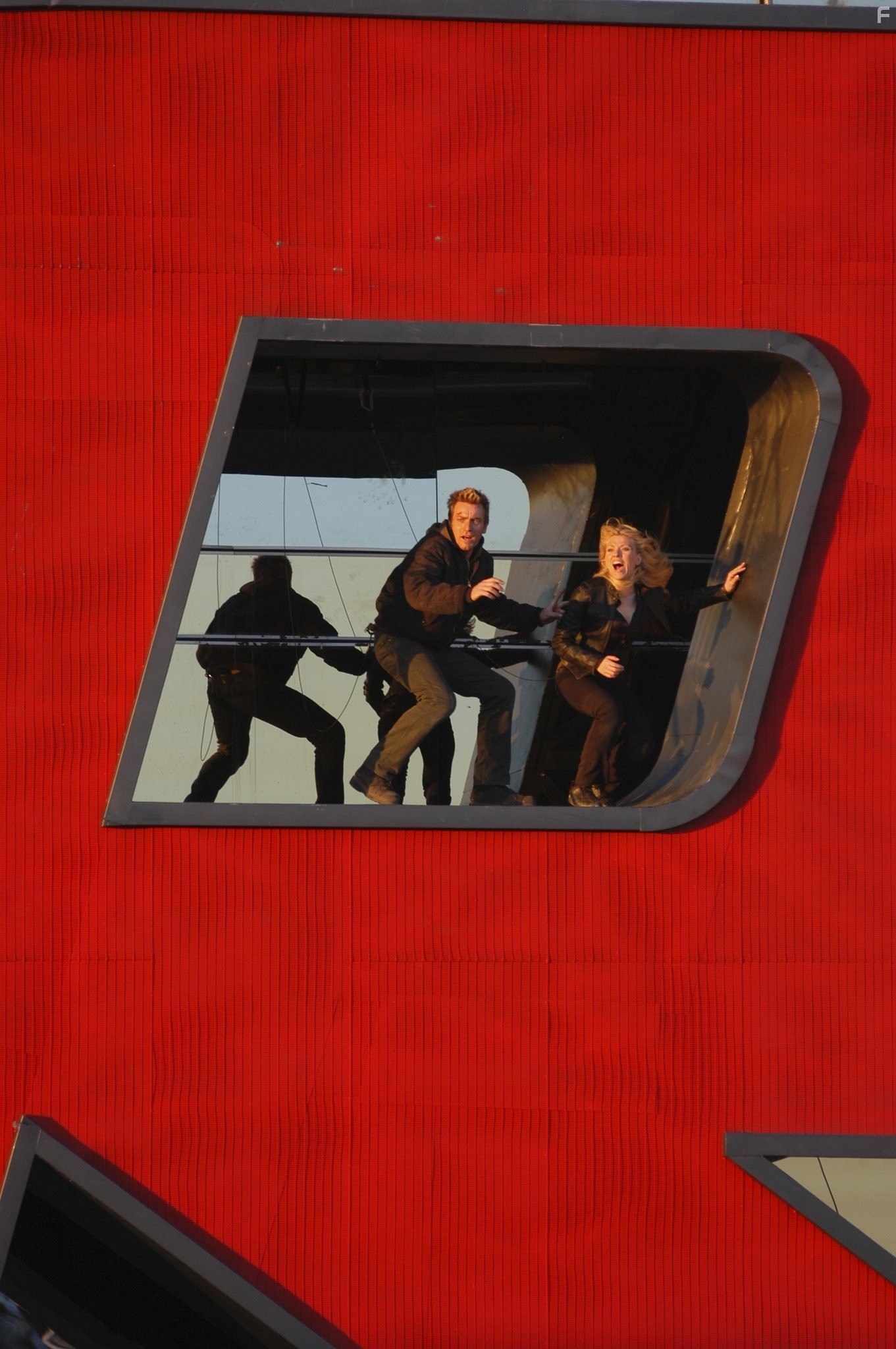 Ewan McGregor and Scarlett Johansson in Остров (2005)