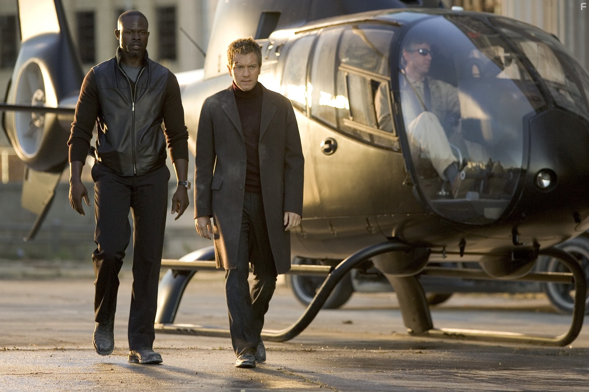 Ewan McGregor and Djimon Hounsou in Остров (2005)