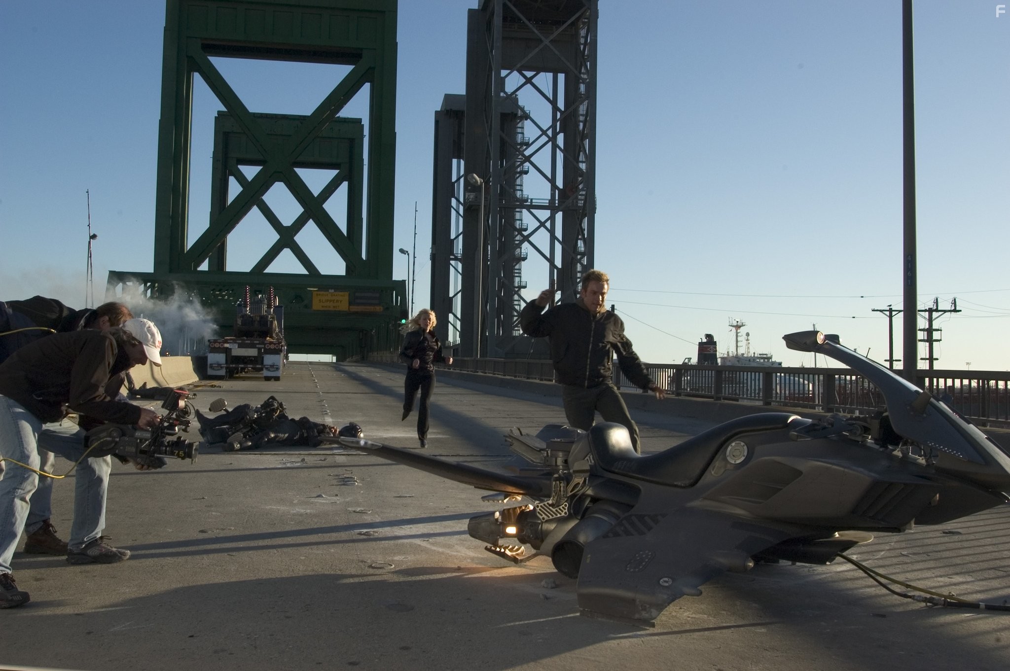 Ewan McGregor and Scarlett Johansson in Остров (2005)