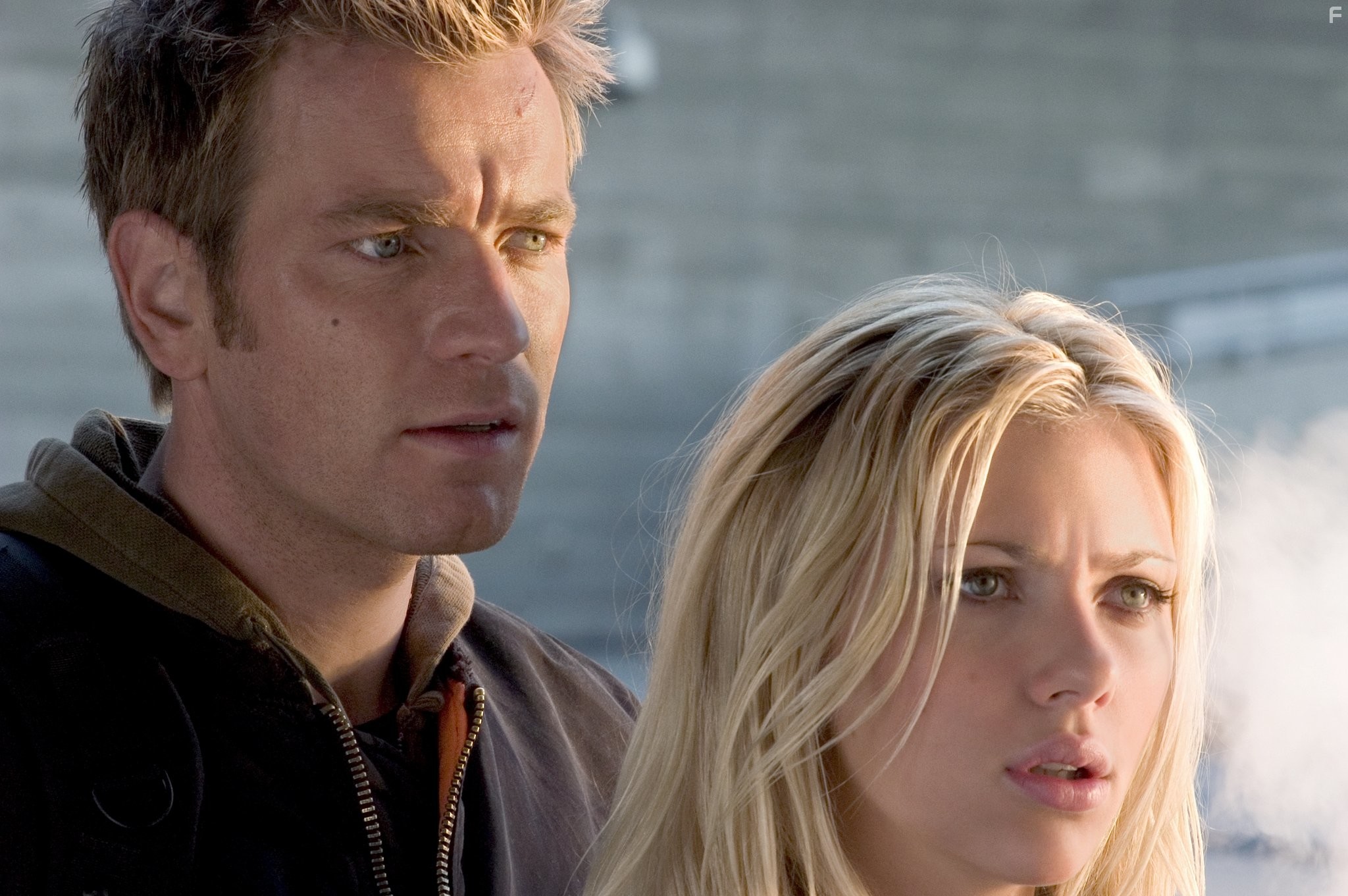 Ewan McGregor and Scarlett Johansson in Остров (2005)