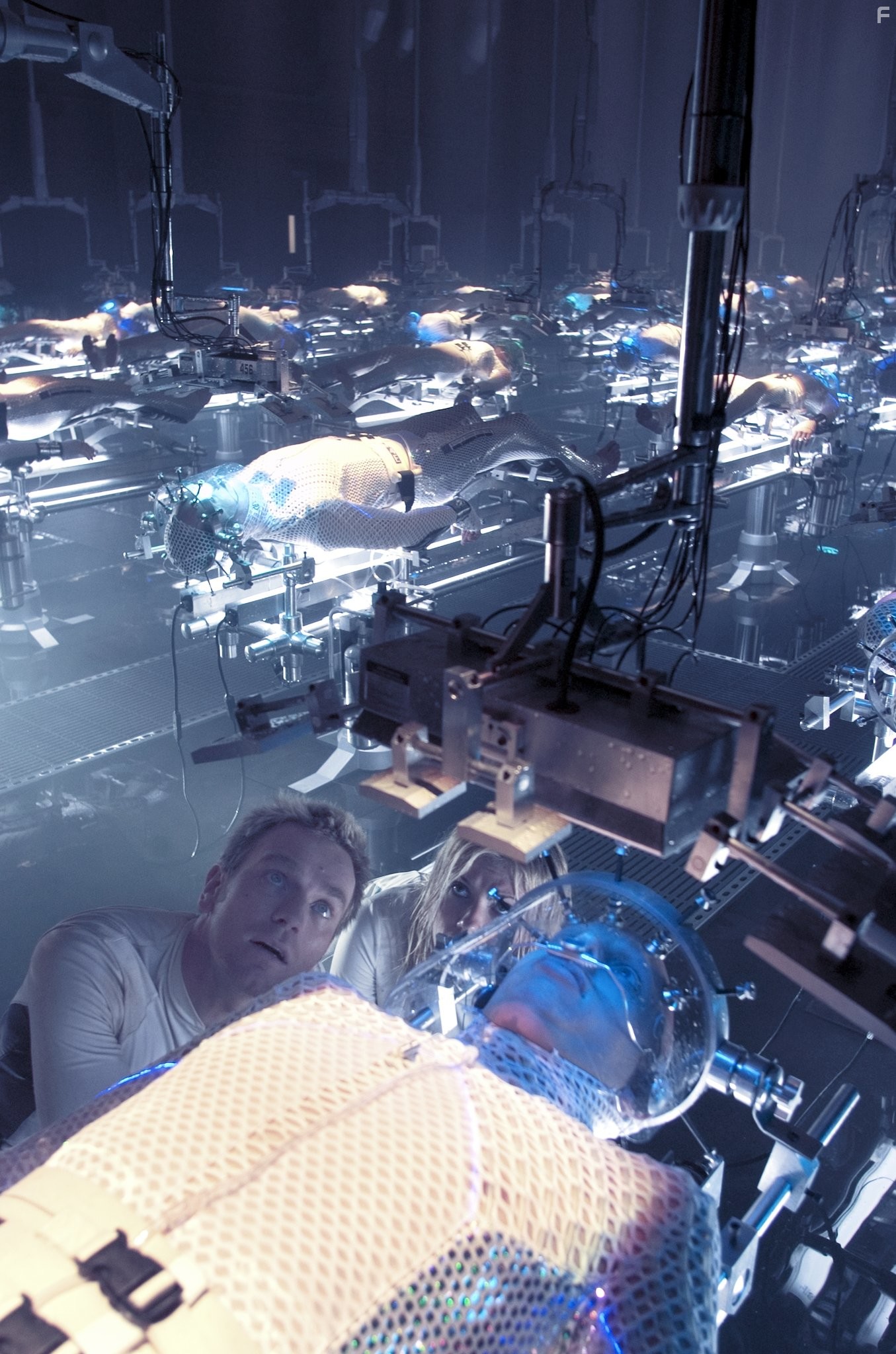 Ewan McGregor and Scarlett Johansson in Остров (2005)