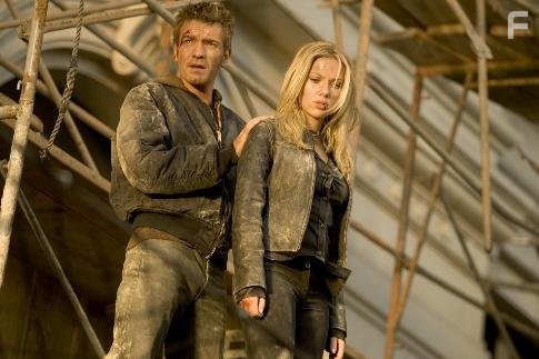 Ewan McGregor and Scarlett Johansson in Остров (2005)