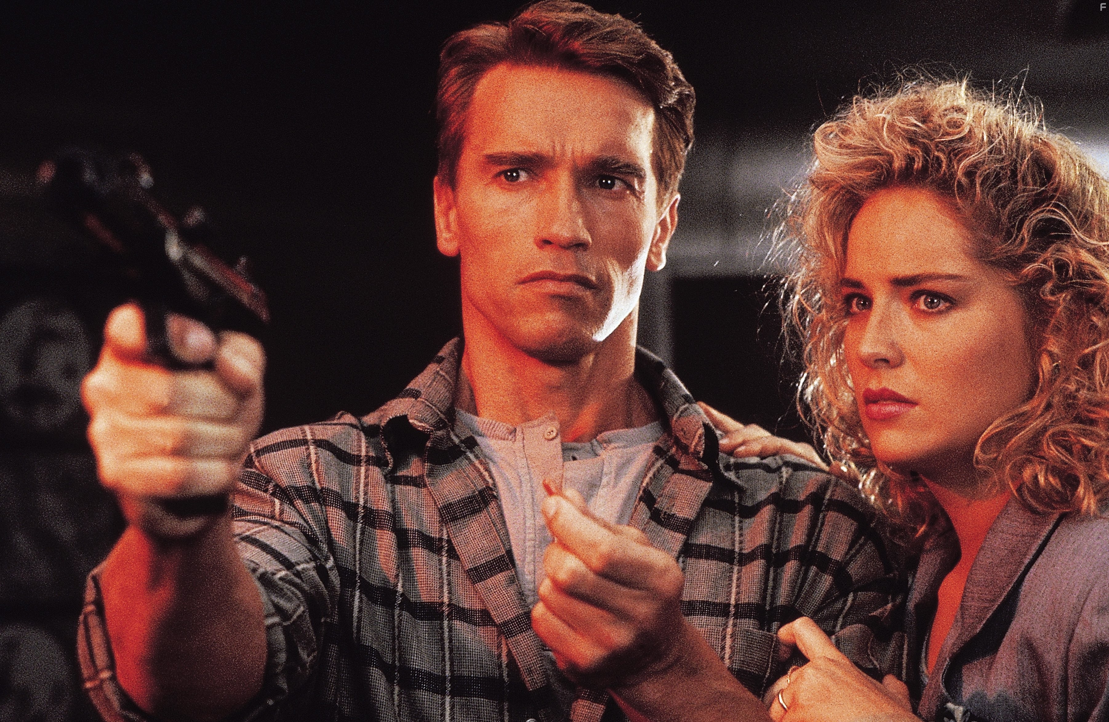 Arnold Schwarzenegger and Sharon Stone in Вспомнить всё (1990)